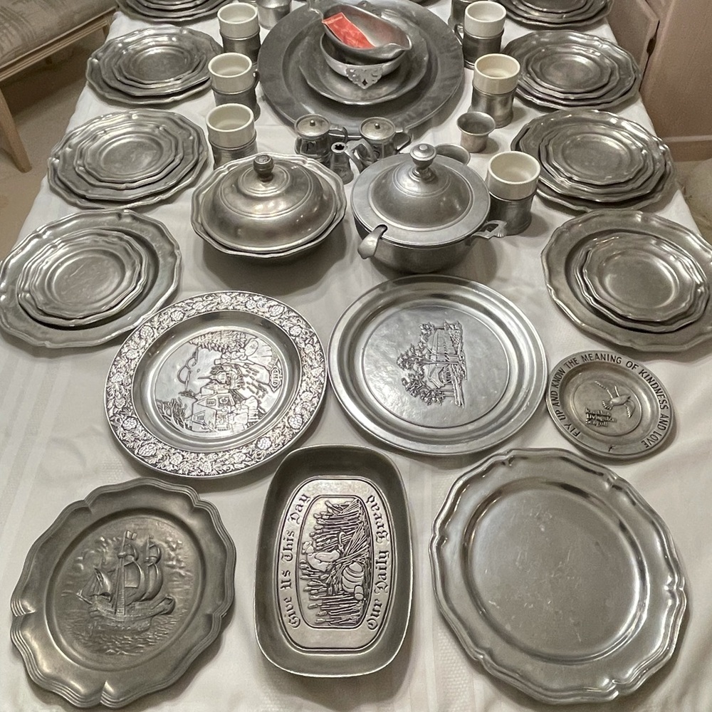 Armetale Dinnerware set, 8 table settings